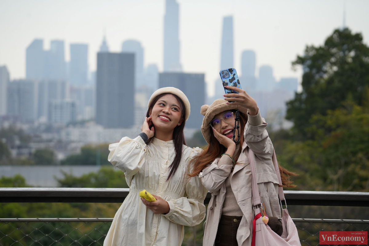 Từ đ&agrave;i quan s&aacute;t Kapok Terrace, du kh&aacute;ch kh&ocirc;ng chỉ c&oacute; thể ngắm nh&igrave;n quang cảnh của Vườn Yunluo m&agrave; c&ograve;n c&oacute; thể nh&igrave;n thấy to&agrave;n cảnh th&agrave;nh phố Quảng Ch&acirc;u.