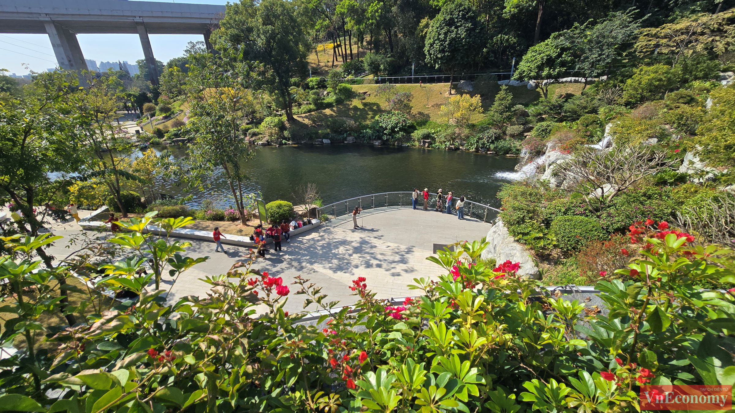 Yunluo Botanical Garden nằm dưới chân núi Bạch Vân, có diện tích 86,6 ha. Toàn bộ khu vườn được bao quanh bởi đường mòn Kapok dài gần 2 km.