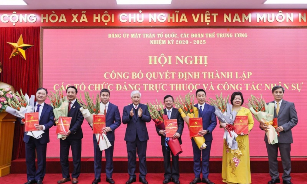Chủ tịch Liên hiệp các Hội Khoa học và Kỹ thuật Việt Nam Phan Xuân Dũng (đứng ngoài cùng bên trái) nhận quyết định thành lập Đảng bộ Liên Hiệp Hội Việt Nam. 