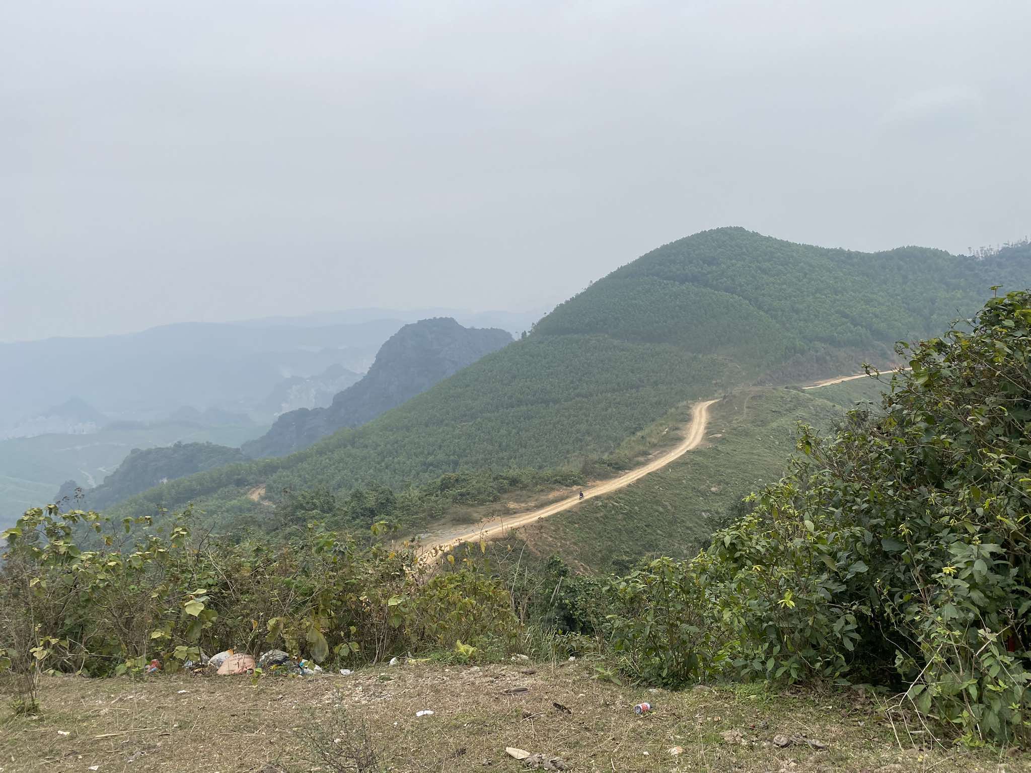 Cung đường 4km dốc núi lổm nhổm 