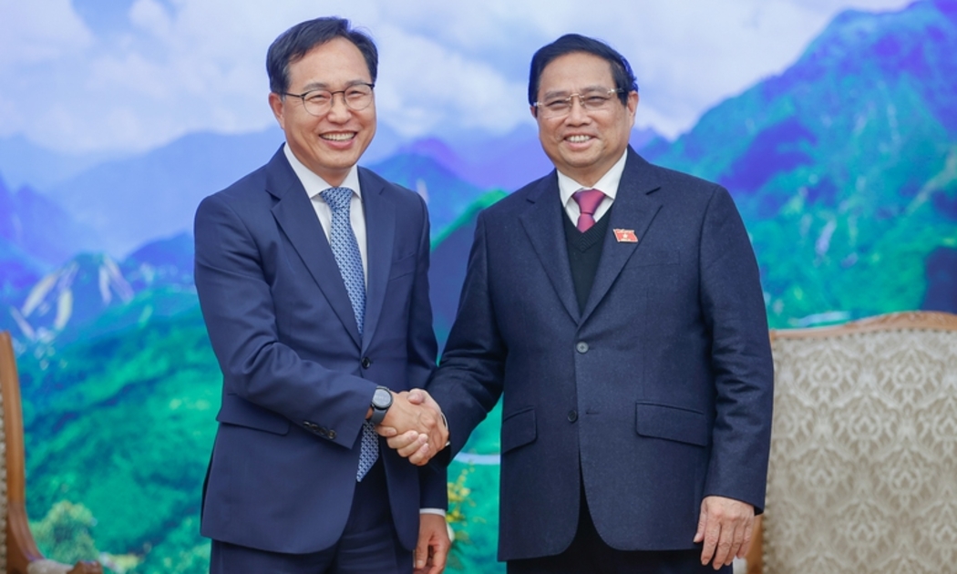Thủ tướng Phạm Minh Chính và ông Choi Joo Ho, Tổng Giám đốc Samsung Việt Nam - Ảnh: VGP.