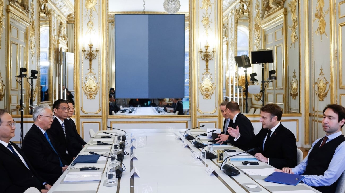 Tổng thống Ph&aacute;p Emmanuel Macron, thứ hai từ b&ecirc;n phải, gặp Ph&oacute; Thủ tướng Trung Quốc Trương Quốc Kh&aacute;nh, thứ hai từ b&ecirc;n tr&aacute;i, tại Điện Elysee trong c&aacute;c sự kiện b&ecirc;n lề Hội nghị thượng đỉnh về h&agrave;nh động tr&iacute; tuệ nh&acirc;n tạo tại Paris. Ảnh: AP