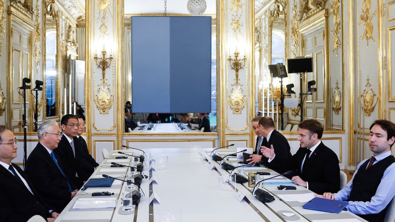 Tổng thống Pháp Emmanuel Macron, thứ hai từ bên phải, gặp Phó Thủ tướng Trung Quốc Trương Quốc Khánh, thứ hai từ bên trái, tại Điện Elysee trong các sự kiện bên lề Hội nghị thượng đỉnh về hành động trí tuệ nhân tạo tại Paris. Ảnh: AP