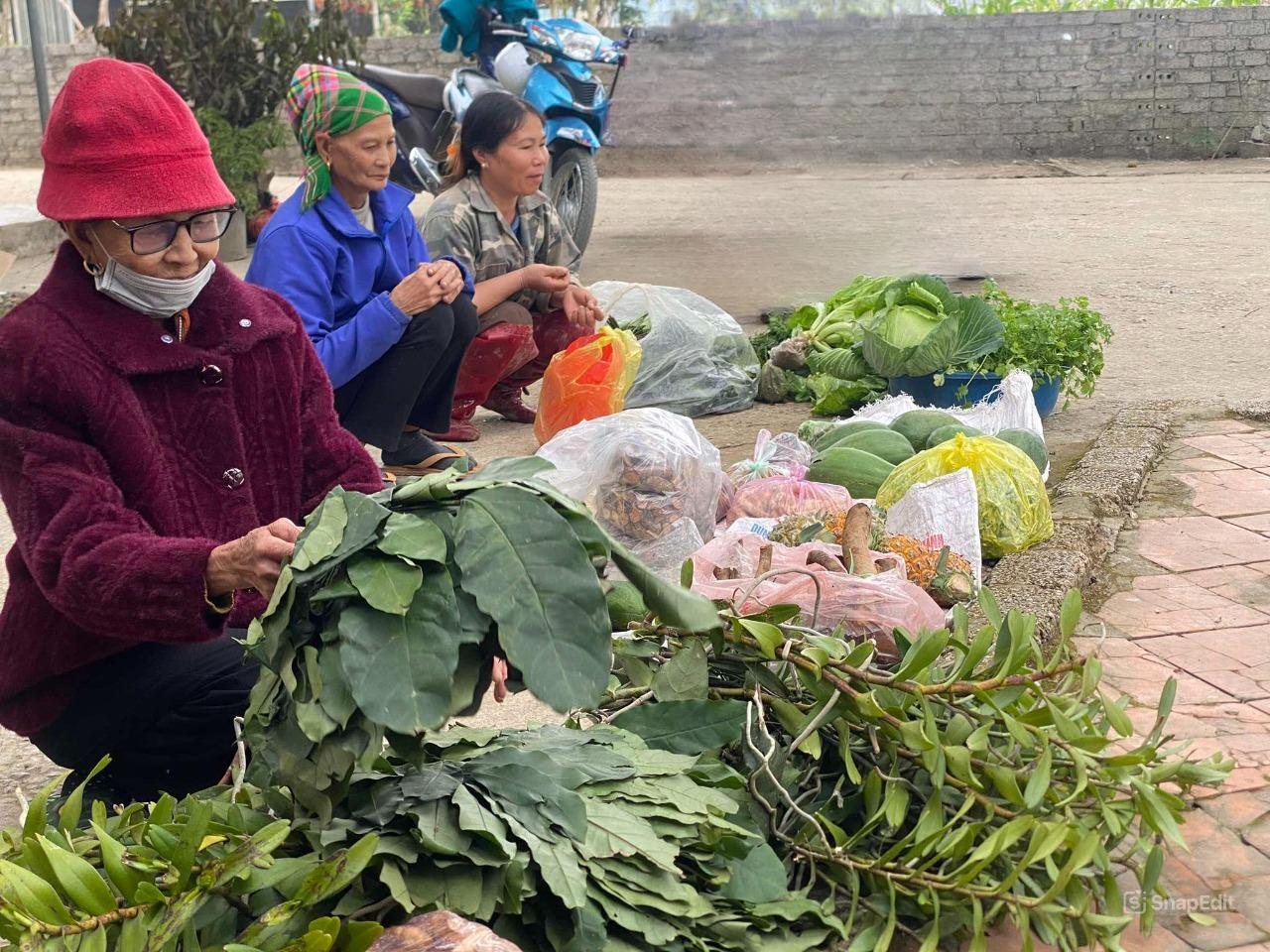 Cuộc sống của b&agrave; con ở đ&acirc;y c&ograve;n rất nhiều kh&oacute; khăn, chủ yếu l&agrave; tự cung, tự cấp