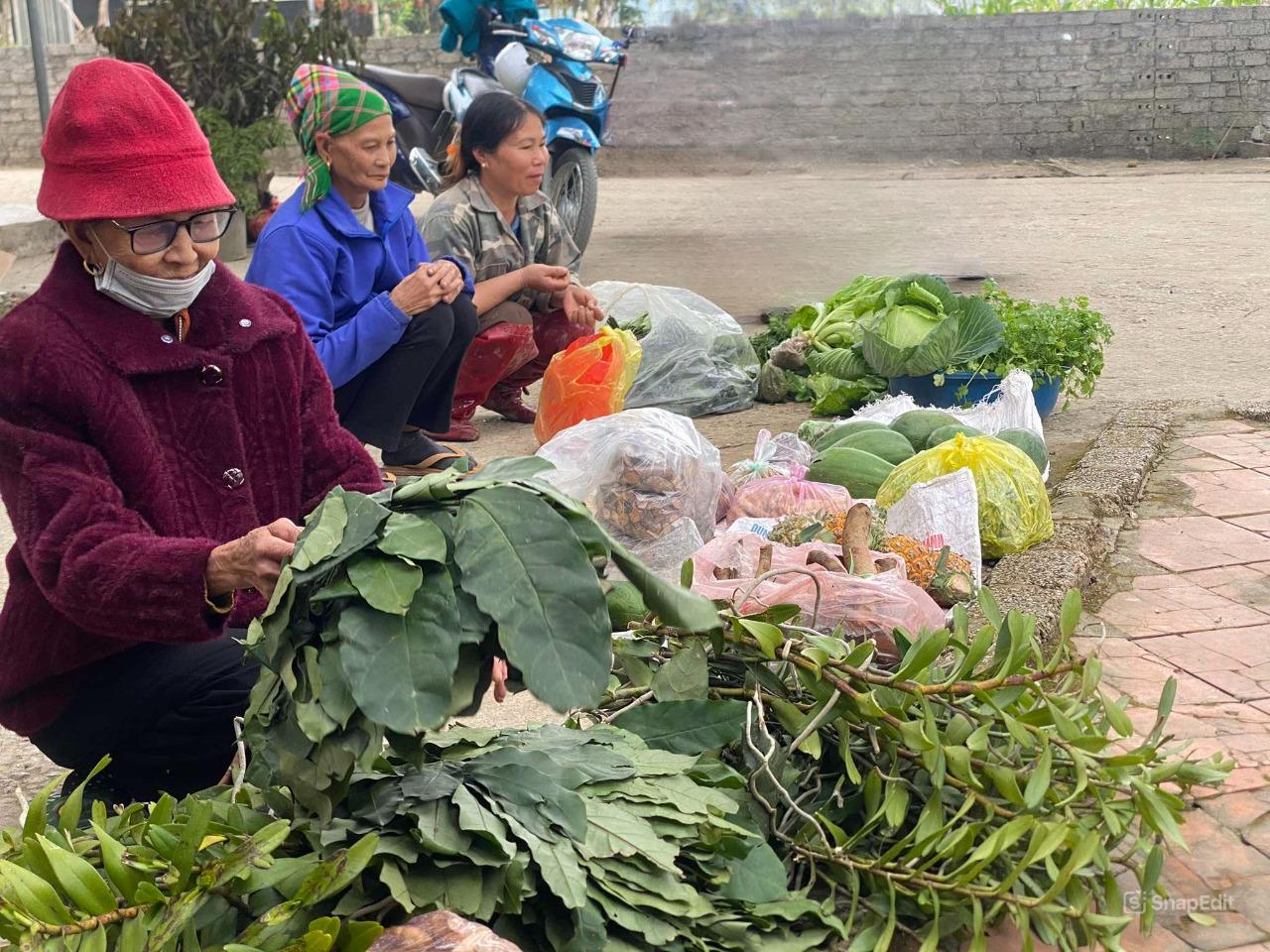 Cuộc sống của bà con ở đây còn rất nhiều khó khăn, chủ yếu là tự cung, tự cấp