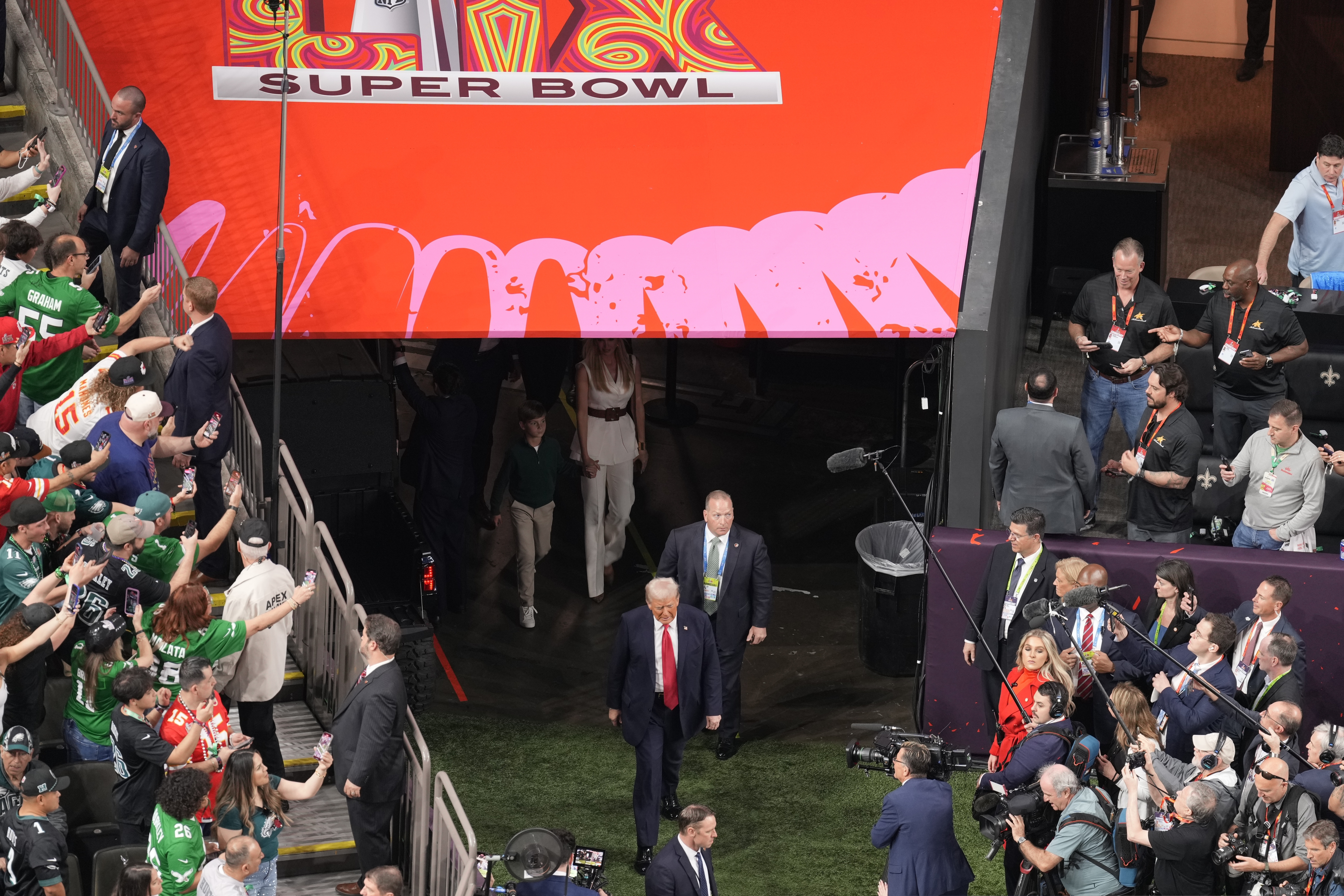 Tổng thống Donald Trump đến xem trận đấu Super Bowl hôm Chủ nhật vừa qua.