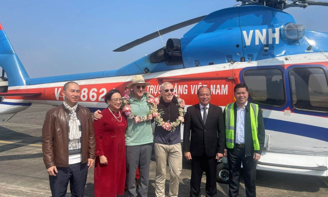 Lãnh đạo Sở Du lịch Quảng Ninh và UBND huyện Vân Đồn đón và tặng hoa cho hai du khách Vip tới Hạ Long 