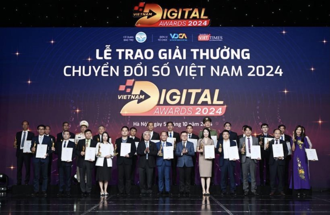 Phó Chủ tịch UBND thành phố Đà Nẵng Trần Chí Cường (đứng giữa hàng sau cùng) nhận giải thưởng địa phương Chuyển đổi số xuất sắc năm 2024.