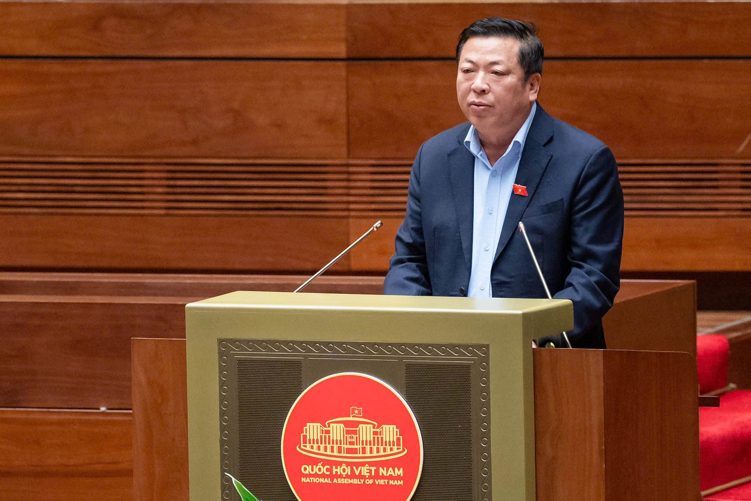 Bộ trưởng Bộ Giao th&ocirc;ng vận tải Trần Hồng Minh tr&igrave;nh b&agrave;y Tờ tr&igrave;nh về dự thảo Nghị quyết của Quốc hội th&iacute; điểm một số cơ chế, ch&iacute;nh s&aacute;ch đặc th&ugrave;, đặc biệt để ph&aacute;t triển hệ thống mạng lưới đường sắt đ&ocirc; thị tại th&agrave;nh phố H&agrave; Nội, Th&agrave;nh phố Hồ Ch&iacute; Minh.&nbsp;