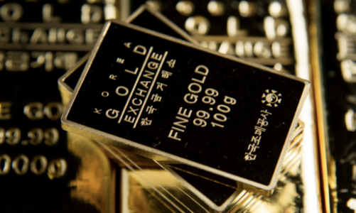 Giá vàng vững mốc 2.900 USD/oz dù đương đầu áp lực lớn từ triển vọng lãi suất cao