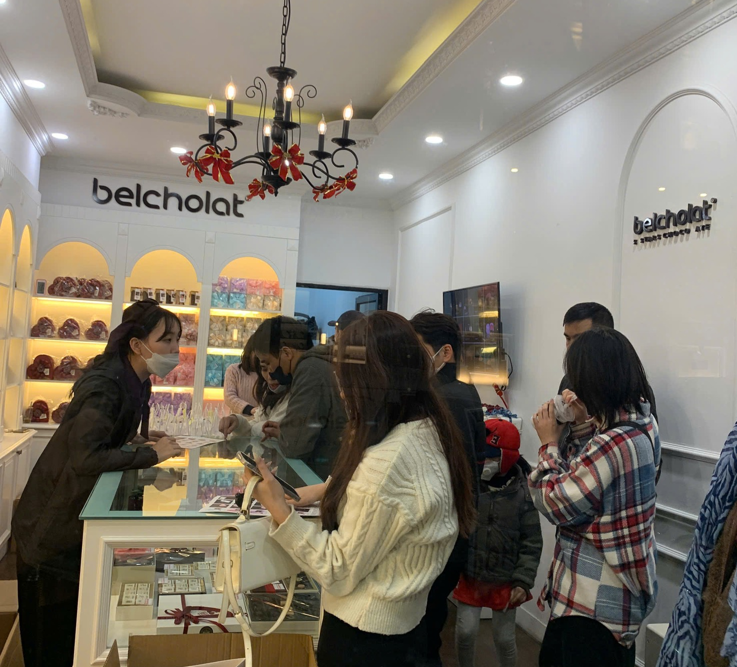 Các bạn trẻ chọn mua chocolate tại một cửa hàng trên phố Triệu Việt Vương, Hà Nội.