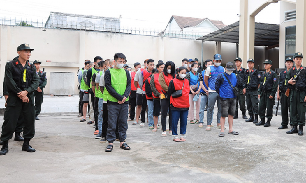 Cảnh sát bắt giữ các đối tượng trong đường dây lừa đảo (Ảnh: Công an cung cấp).