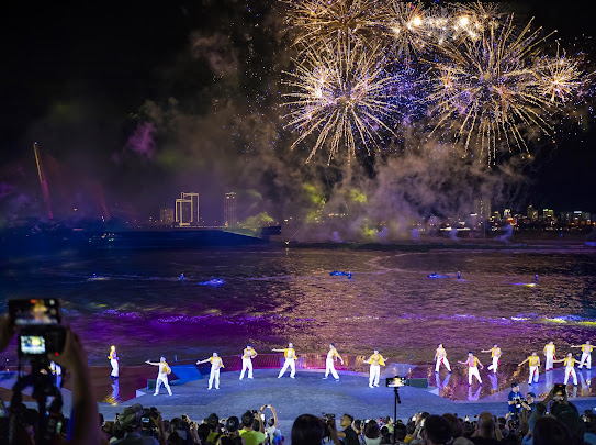 Một Show diễn tại sông Hàn khu Công viên Châu Á.