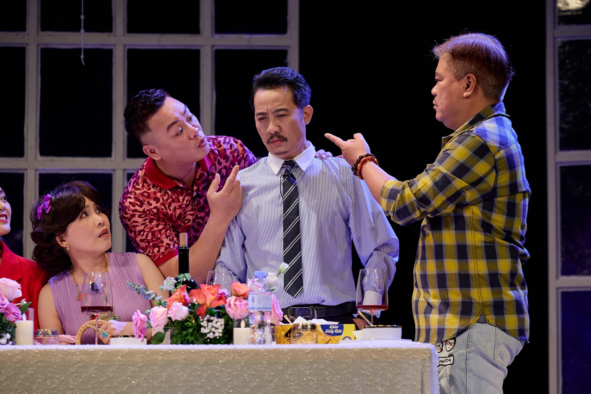 Kh&aacute;n giả h&agrave;o hứng với vở kịch 