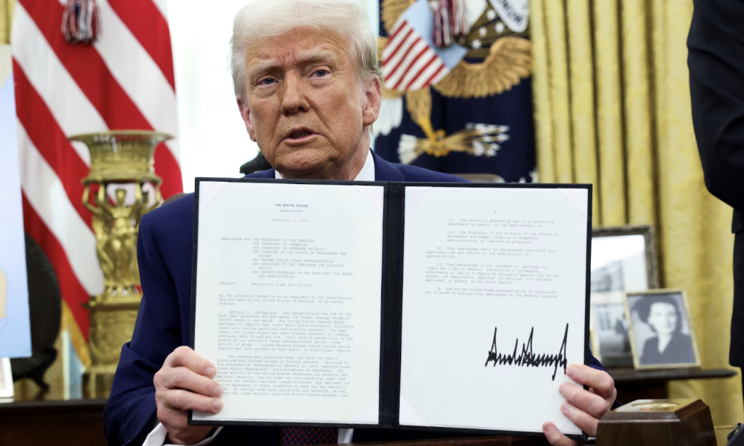 Ông Trump ký biên bản ghi nhớ về áp thuế quan có đi có lại, ngày 13/2 tại Nhà Trắng - Ảnh: Reuters.