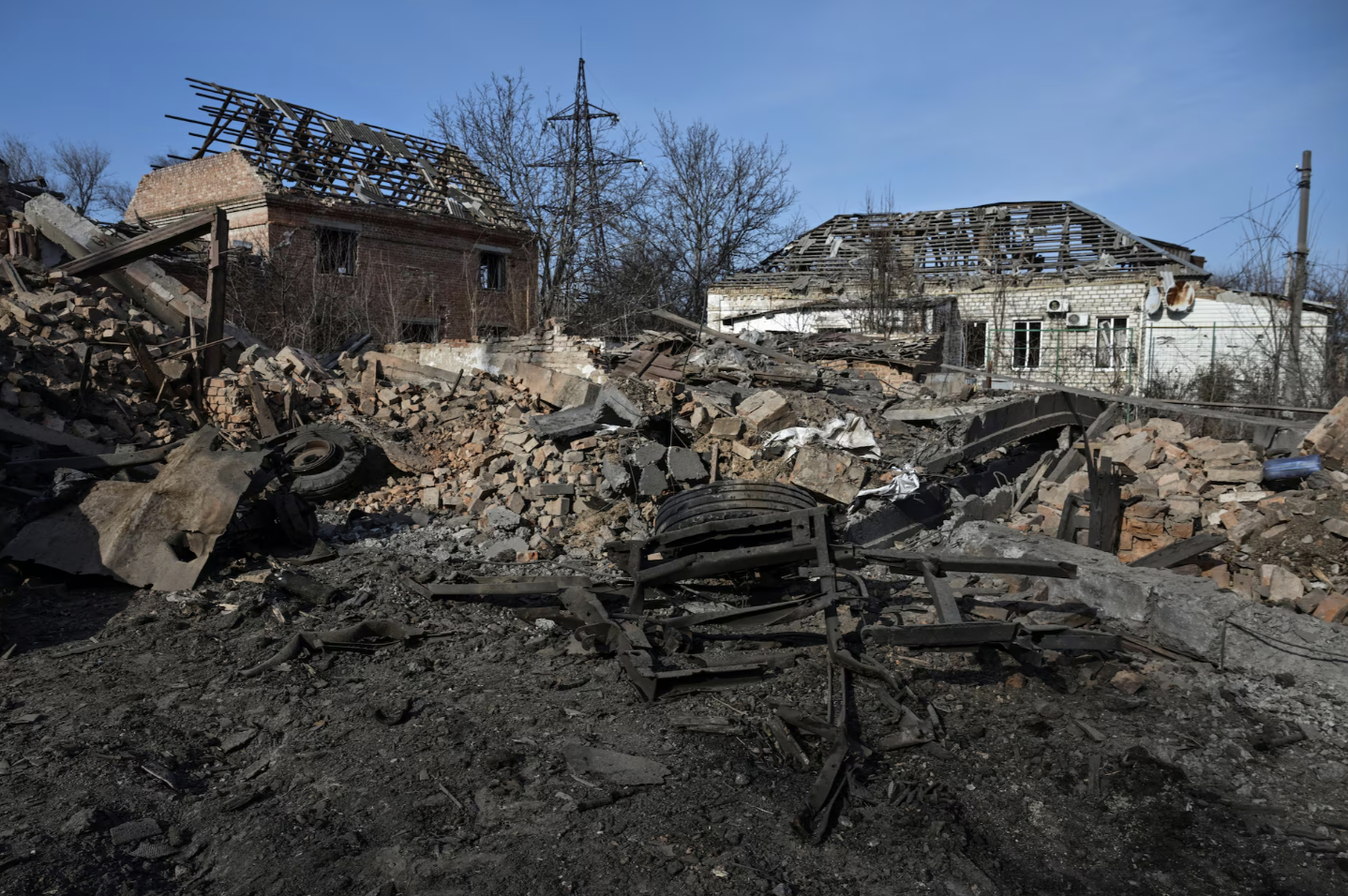 Những ngôi nhà đổ nát do chiến tranh ở vùng Orikhiv của Ukraine hôm 12/2 - Ảnh: Reuters.