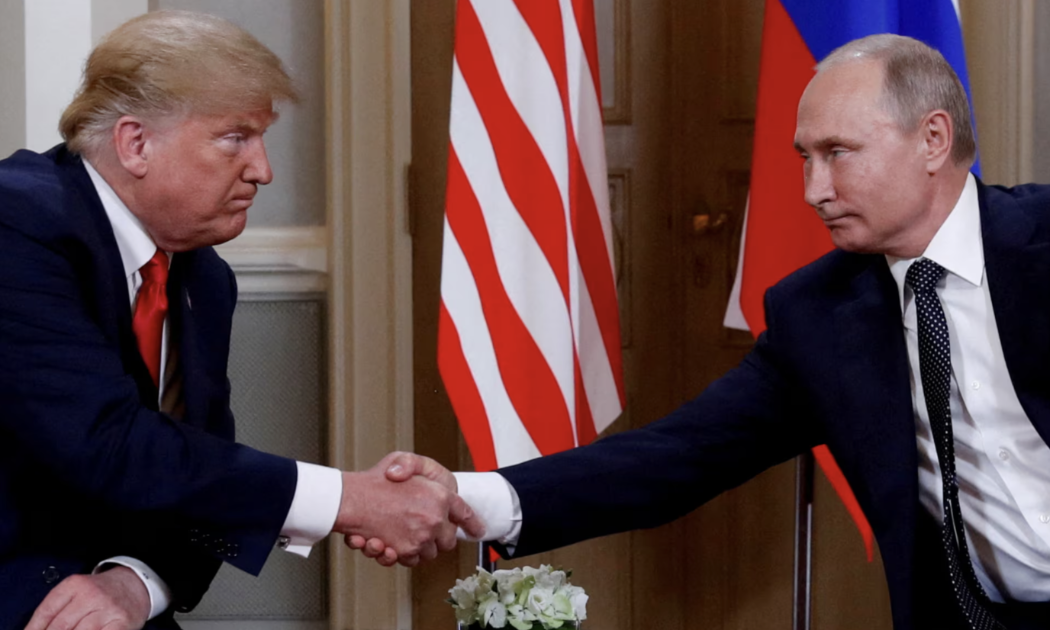 Tổng thống Mỹ Donald Trump (trái) và Tổng thống Nga Vladimir Putin trong cuộc gặp ở Helsinki, Phần Lan năm 2018 - Ảnh: Reuters.