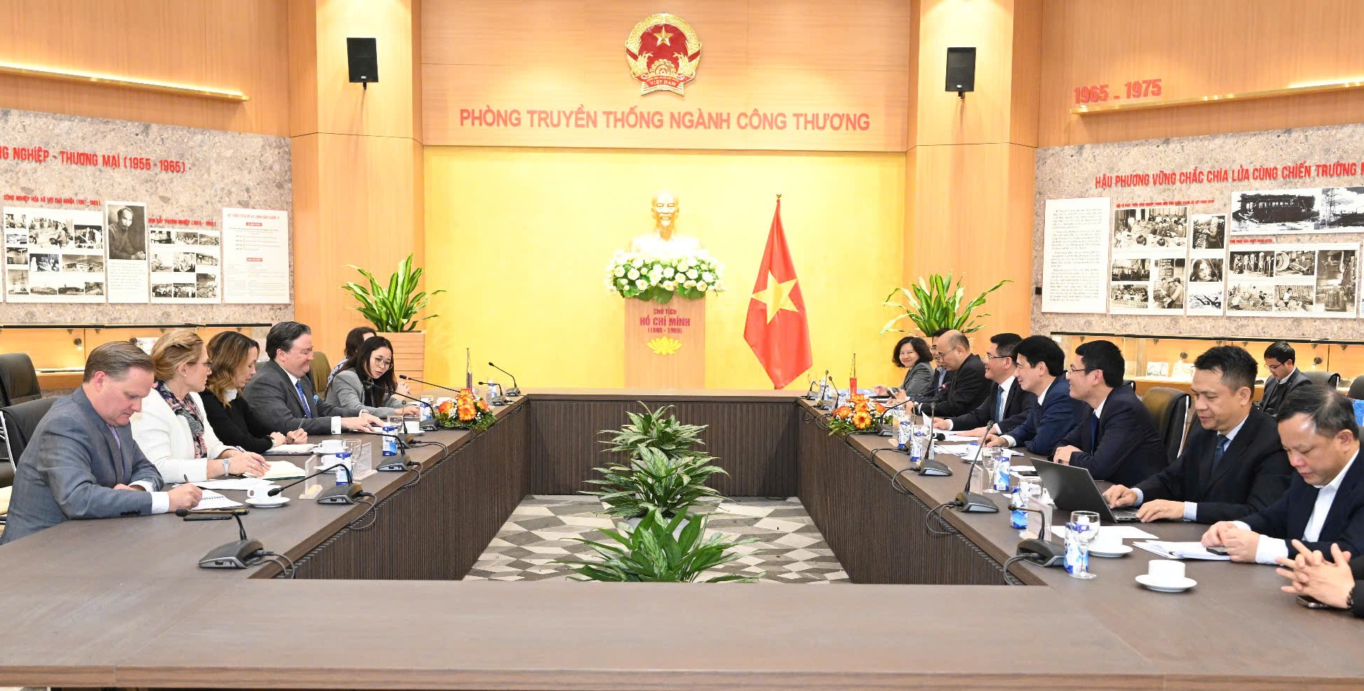 Bộ C&ocirc;ng thương v&agrave; Đại sứ qu&aacute;n Hoa Kỳ l&agrave;m việc về thương mại song phương 2 nước