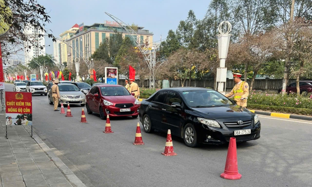 Lực lượng cảnh sát giao thông Thanh Hóa kiểm tra nồng độ cồn