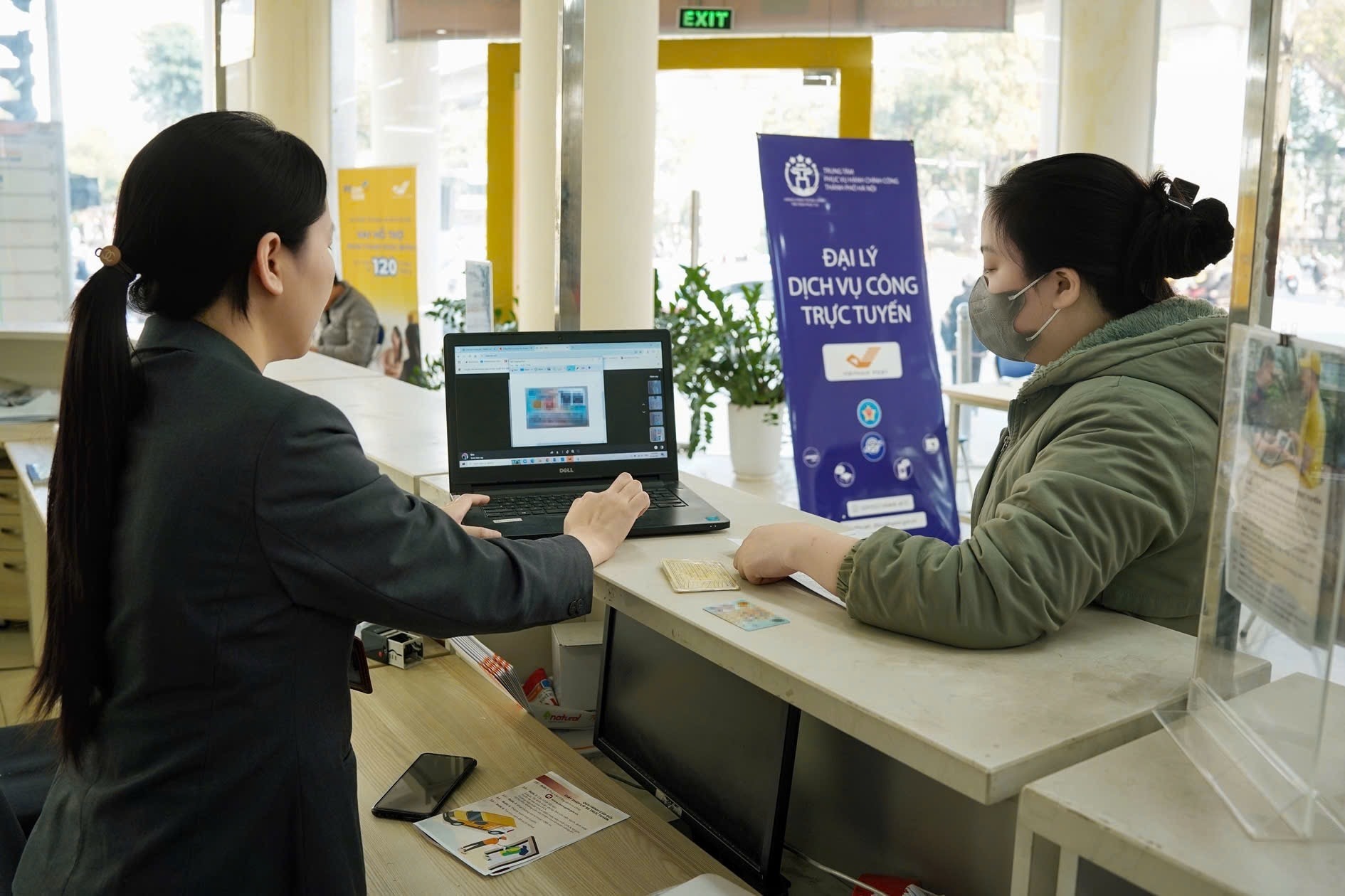 Mới đây, Trung tâm Phục vụ hành chính công thành phố Hà Nội đã đồng loạt khai trương 32 đại lý dịch vụ công tại 11 quận, huyện trên địa bàn 
