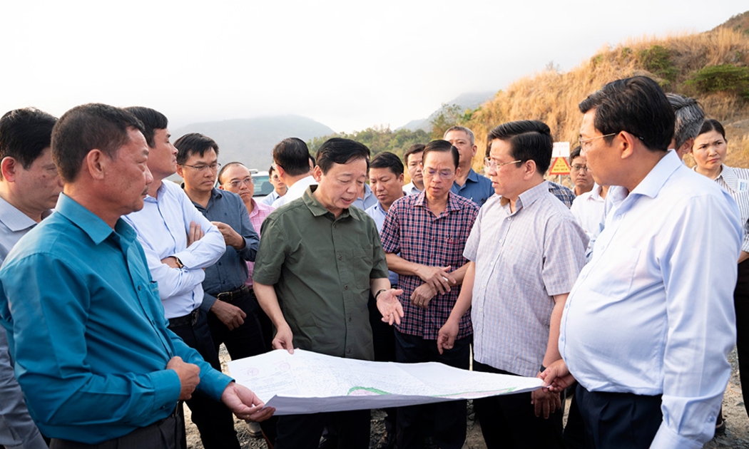 Phó Thủ tướng Chính phủ Trần Hồng Hà cùng đoàn công tác Trung ương và lãnh đạo tỉnh An Giang đã khảo sát và kiểm tra thực tế mỏ đá - Nguồn: Báo An Giang.