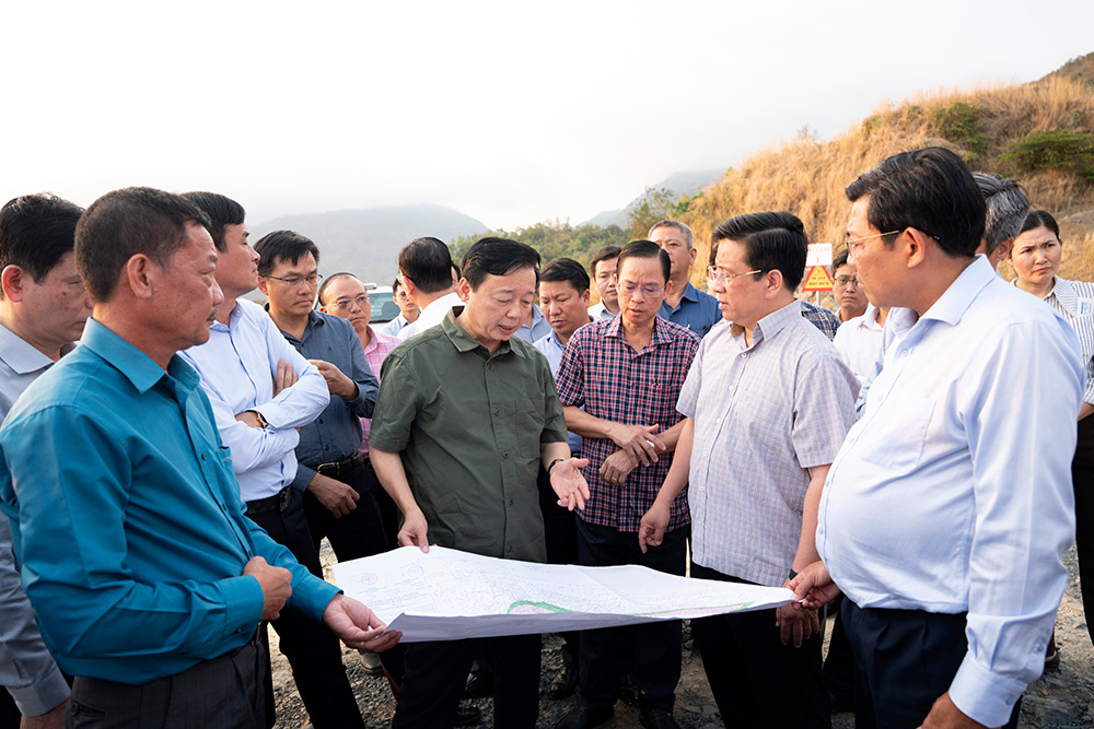 Phó Thủ tướng Chính phủ Trần Hồng Hà cùng đoàn công tác Trung ương và lãnh đạo tỉnh An Giang đã khảo sát và kiểm tra thực tế mỏ đá - Nguồn: Báo An Giang.