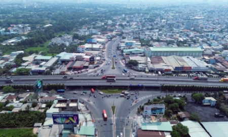 Quốc lộ 13 đoạn từ cầu Bình Triệu đến cầu Vĩnh Bình có nền đường hẹn và lưu lượng giao thông đông đúc khiến cửa ngõ phía đông bắc TP.HCM thường xuyên ún tắc giao thông. Ảnh: Đào Trang