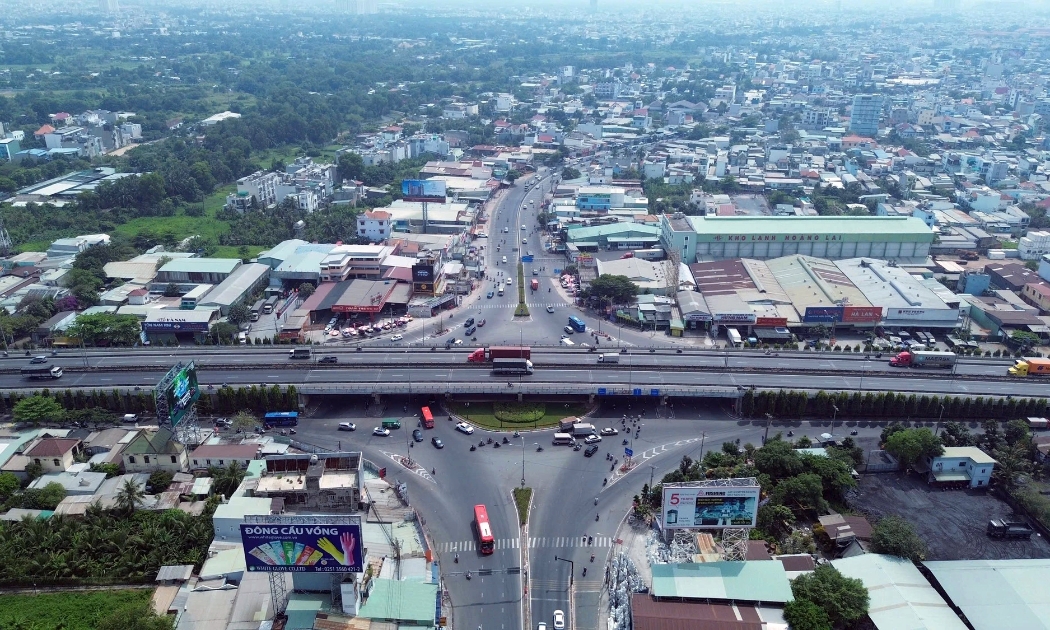 Quốc lộ 13 đoạn từ cầu Bình Triệu đến cầu Vĩnh Bình có nền đường hẹn và lưu lượng giao thông đông đúc khiến cửa ngõ phía đông bắc TP.HCM thường xuyên ún tắc giao thông. Ảnh: Đào Trang