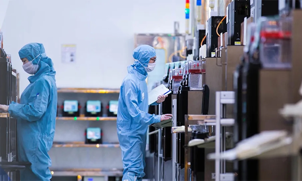 TechInsights dự báo rằng Trung Quốc sẽ giảm đầu tư vào thiết bị sản xuất chất bán dẫn từ 41 tỷ USD vào năm 2024 xuống còn 38 tỷ USD - Ảnh: SMIC. 