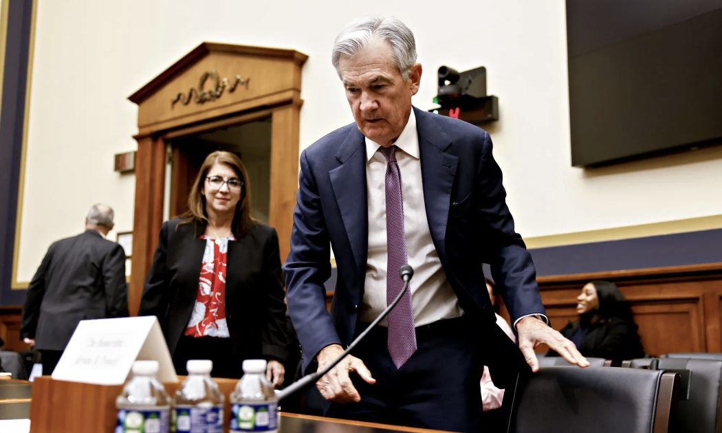 Chủ tịch Fed Jerome Powell tại cuộc điều trần thường kỳ trước Quốc hội Mỹ ngày 11-12/2/2025 - Ảnh: Bloomberg.