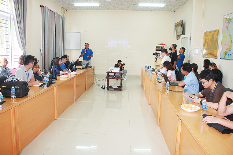 Ông Bùi Văn Thịnh chia sẻ với đoàn tham quan. Ảnh Chu Khôi