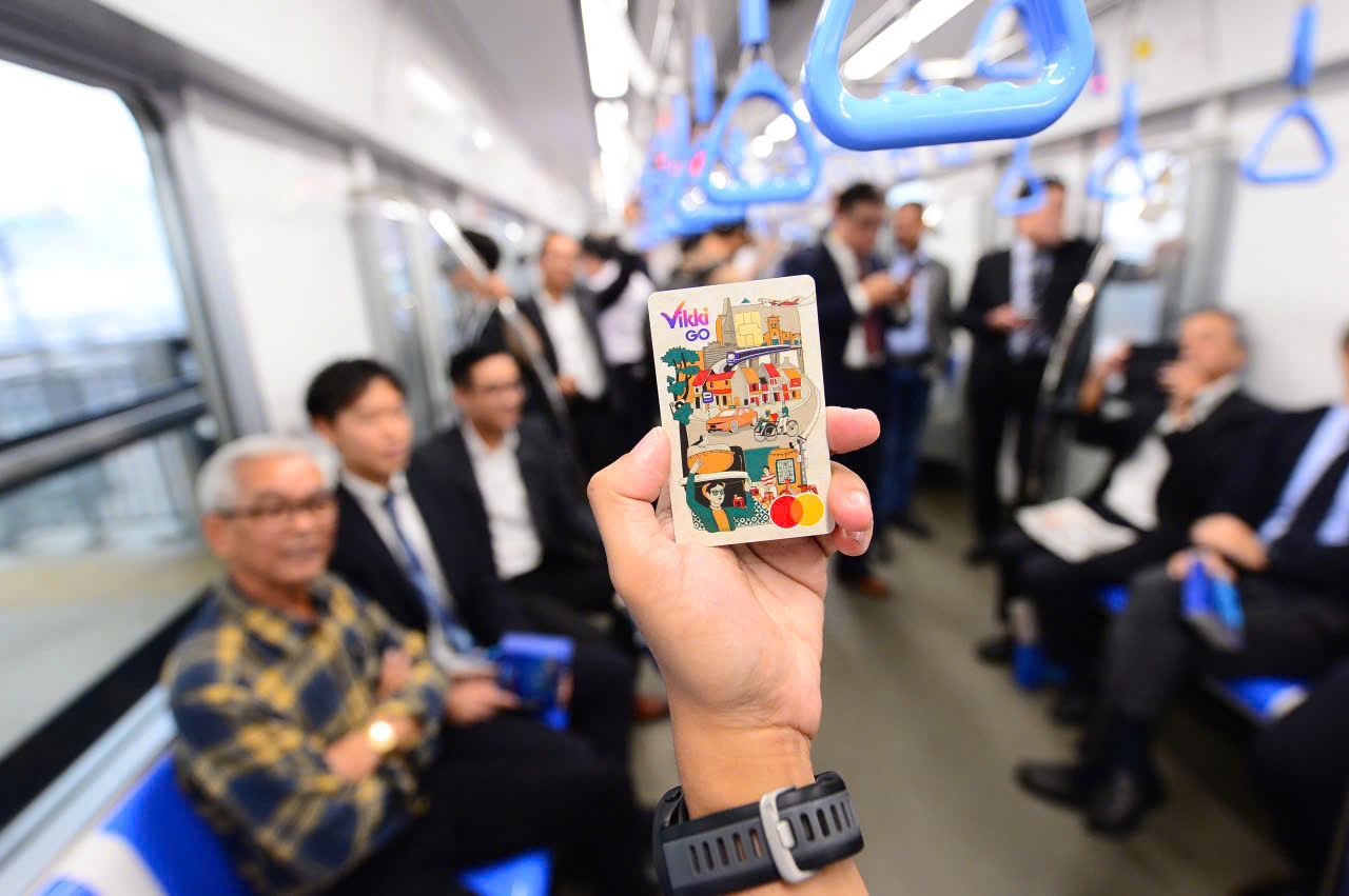 Người dân di chuyển thuận tiện tại metro số 1 với thẻ VikkiGO.