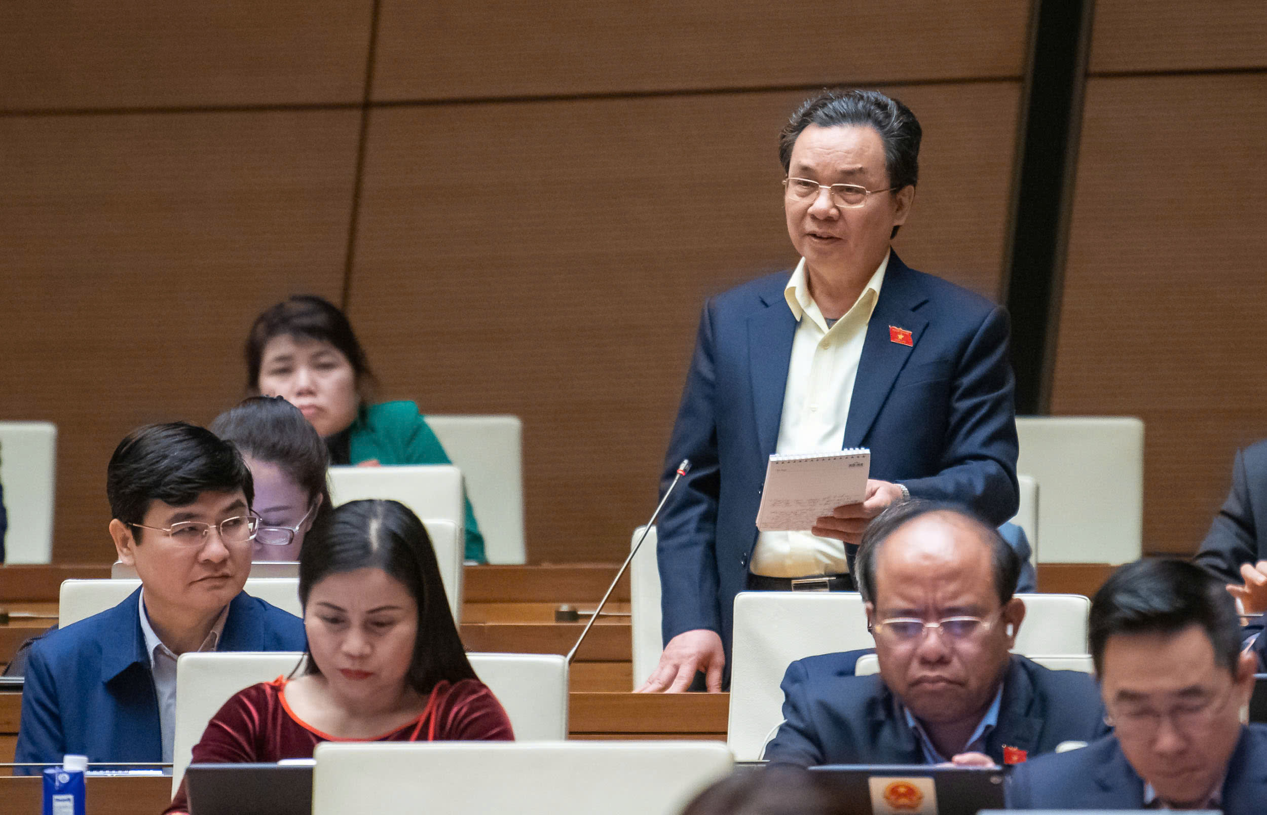 GS.TS Hoàng Văn Cường trình bày tại phiên thảo luận.