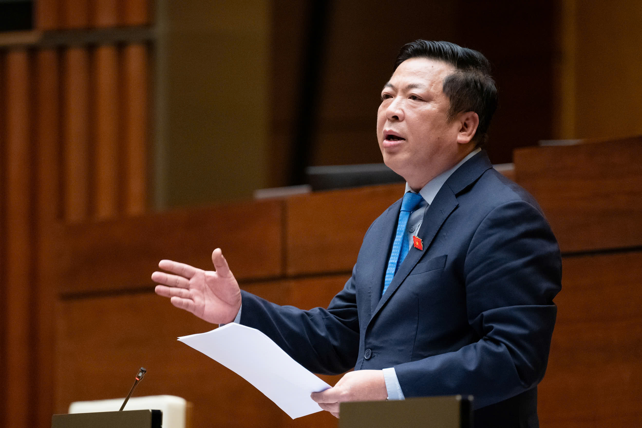 Bộ trưởng Bộ Giao th&ocirc;ng vận tải Trần Hồng Minh ph&aacute;t biểu giải tr&igrave;nh, l&agrave;m r&otilde; th&ecirc;m c&aacute;c vấn đề đại biểu quan t&acirc;m.