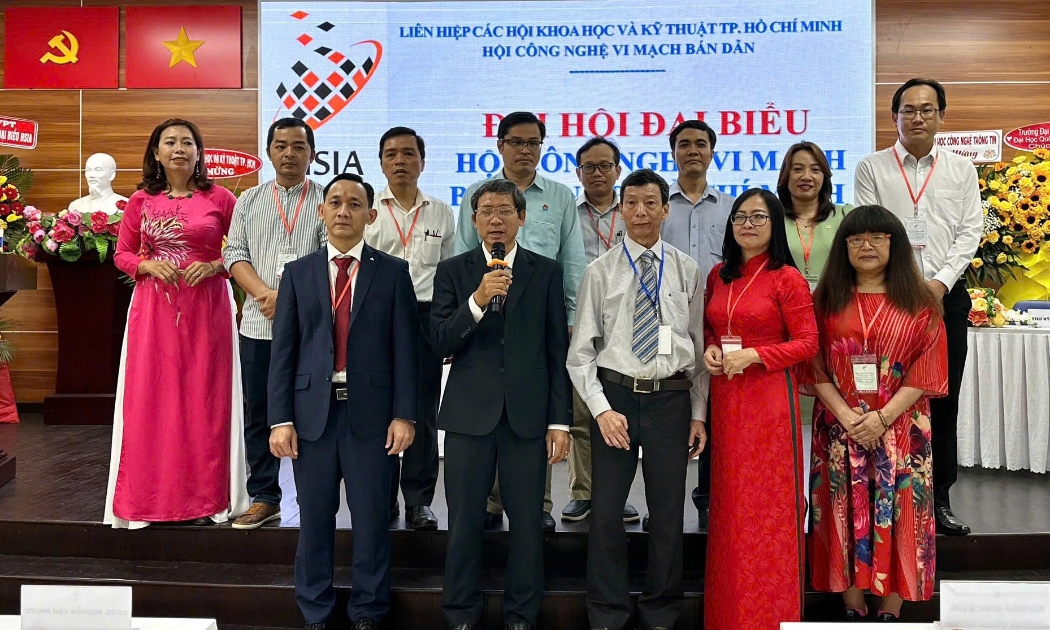 Ra mắt Ban chấp hành HSIA và PGS.TS Nguyễn Văn Hiếu (người đang phát biểu) được bầu làm Chủ tịch HSIA. 