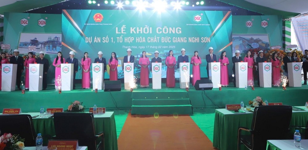  Thứ trưởng Bộ Công Thương Nguyễn Sinh Nhật Tân và lãnh đạo tỉnh Thanh Hoá cùng nhà đầu tư thực hiện nghi thức khởi công Dự án số 1 - Tổ hợp hóa chất Đức Giang Nghi Sơn. Ảnh Minh Hiếu