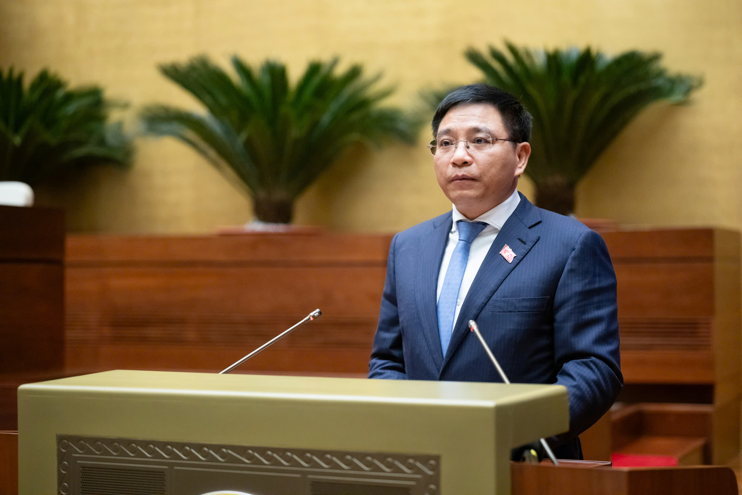 Bộ trưởng Bộ Tài chính Nguyễn Văn Thắng trình bày tờ trình. 
