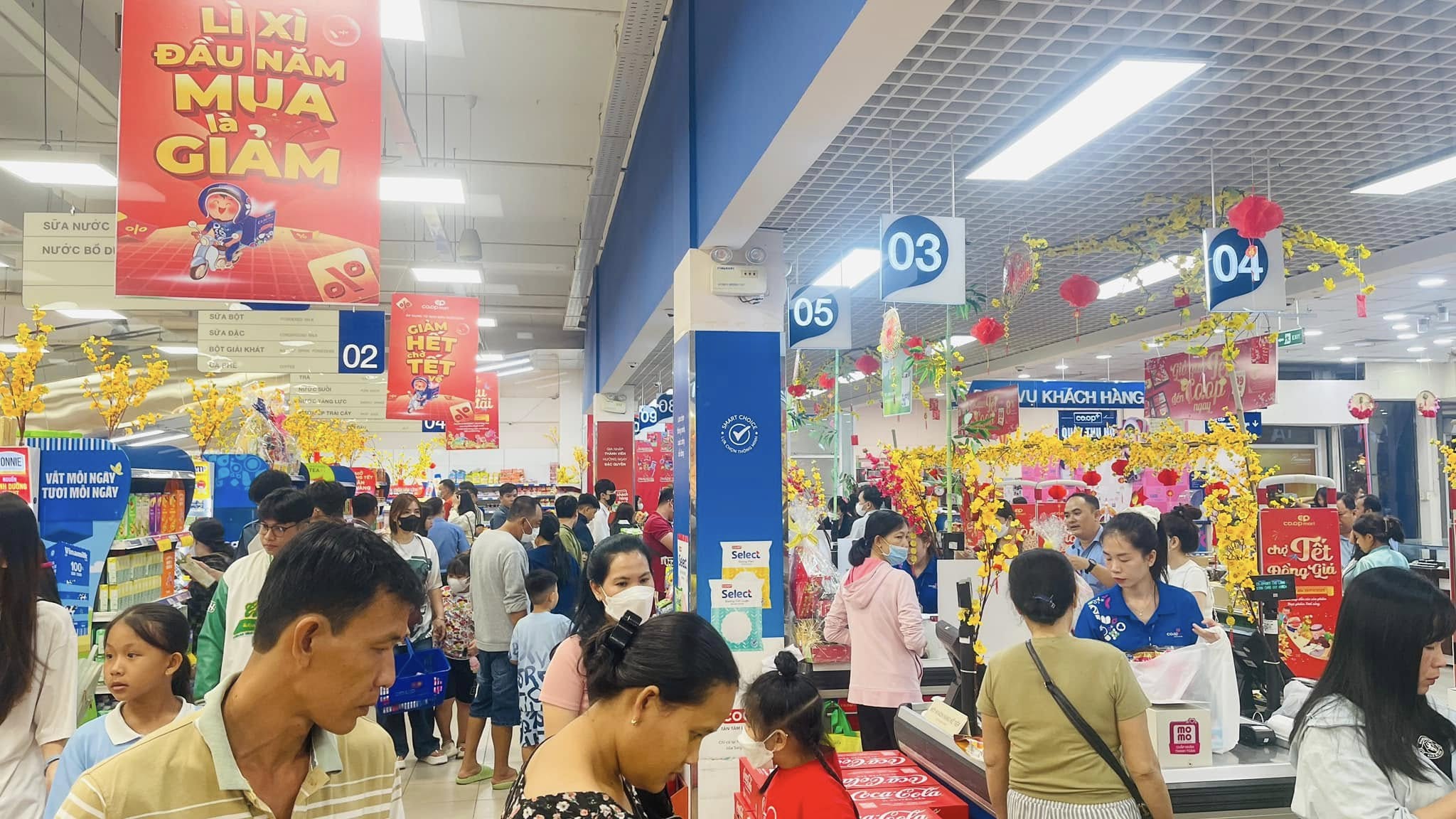 Hàng loạt hệ thống siêu thị đã vào cuộc, kéo dài thời gian bán hàng bình ổn giá, thêm nhiều chương trình khuyến mãi...