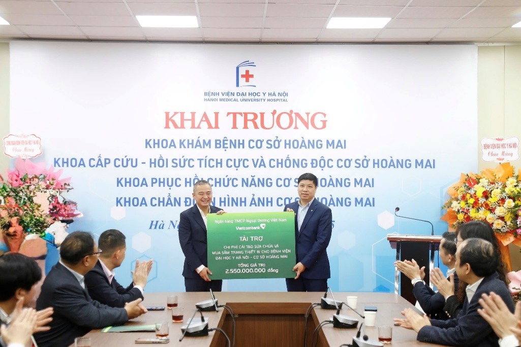 Đồng chí Hồng Quang - Thành viên HĐQT, Chủ tịch Công đoàn Vietcombank trao tài trợ 2,55 tỷ đồng cho Bệnh viện Đại học Y Hà Nội - cơ sở Hoàng Mai.