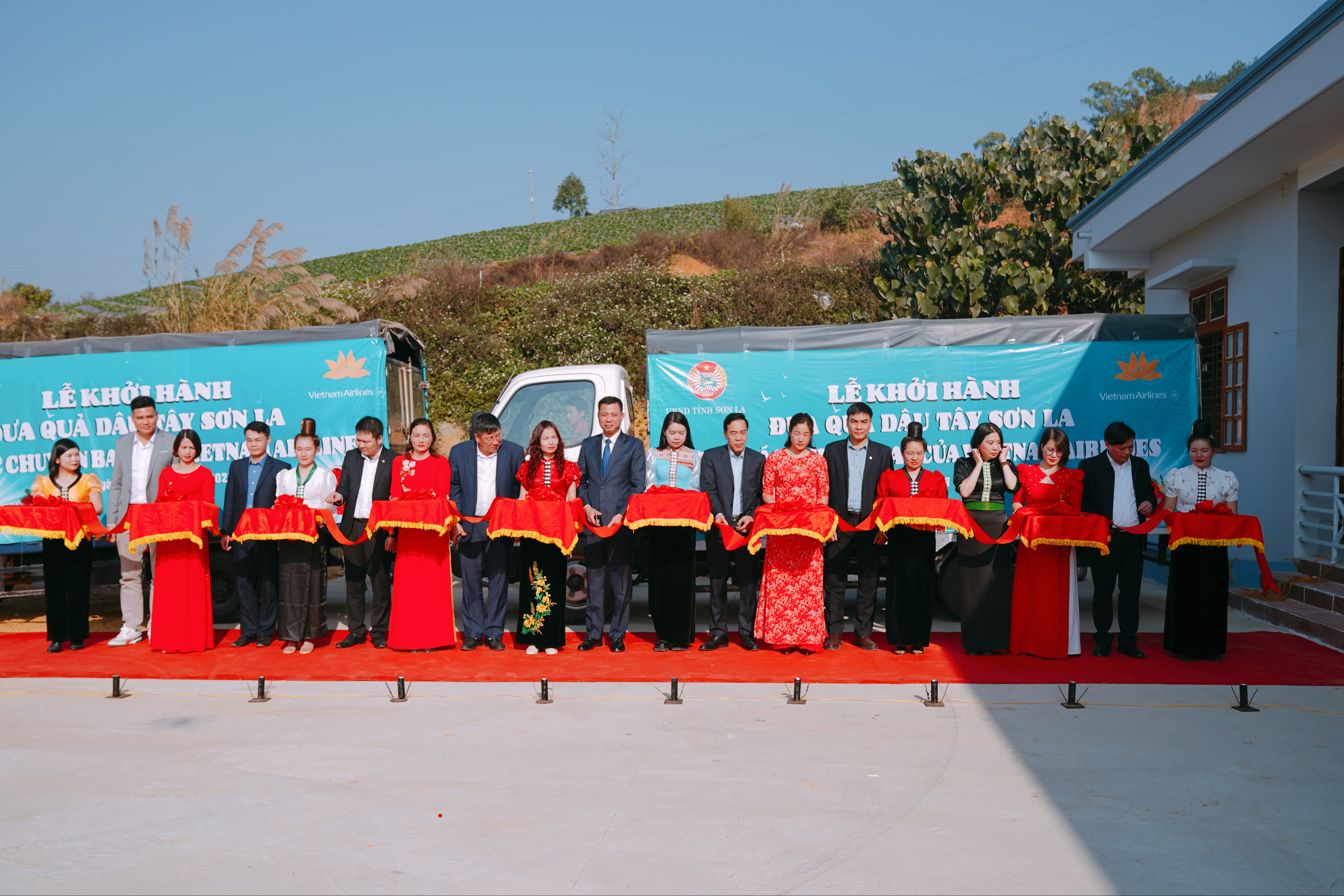 Lãnh đạo tỉnh Sơn La tham dự Lễ Khởi hành đưa dâu tây Sơn La lên các chuyến bay của Vietnam Airlines.