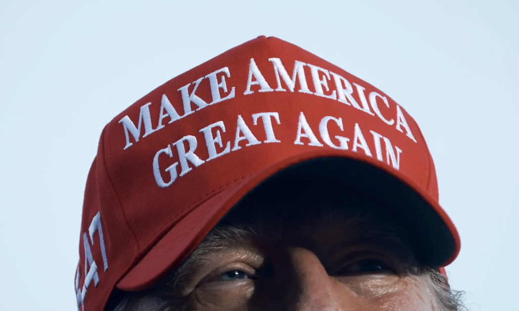 Tổng thống Mỹ Donald Trump và chiếc mũ đỏ với khẩu hiệu nổi tiếng 