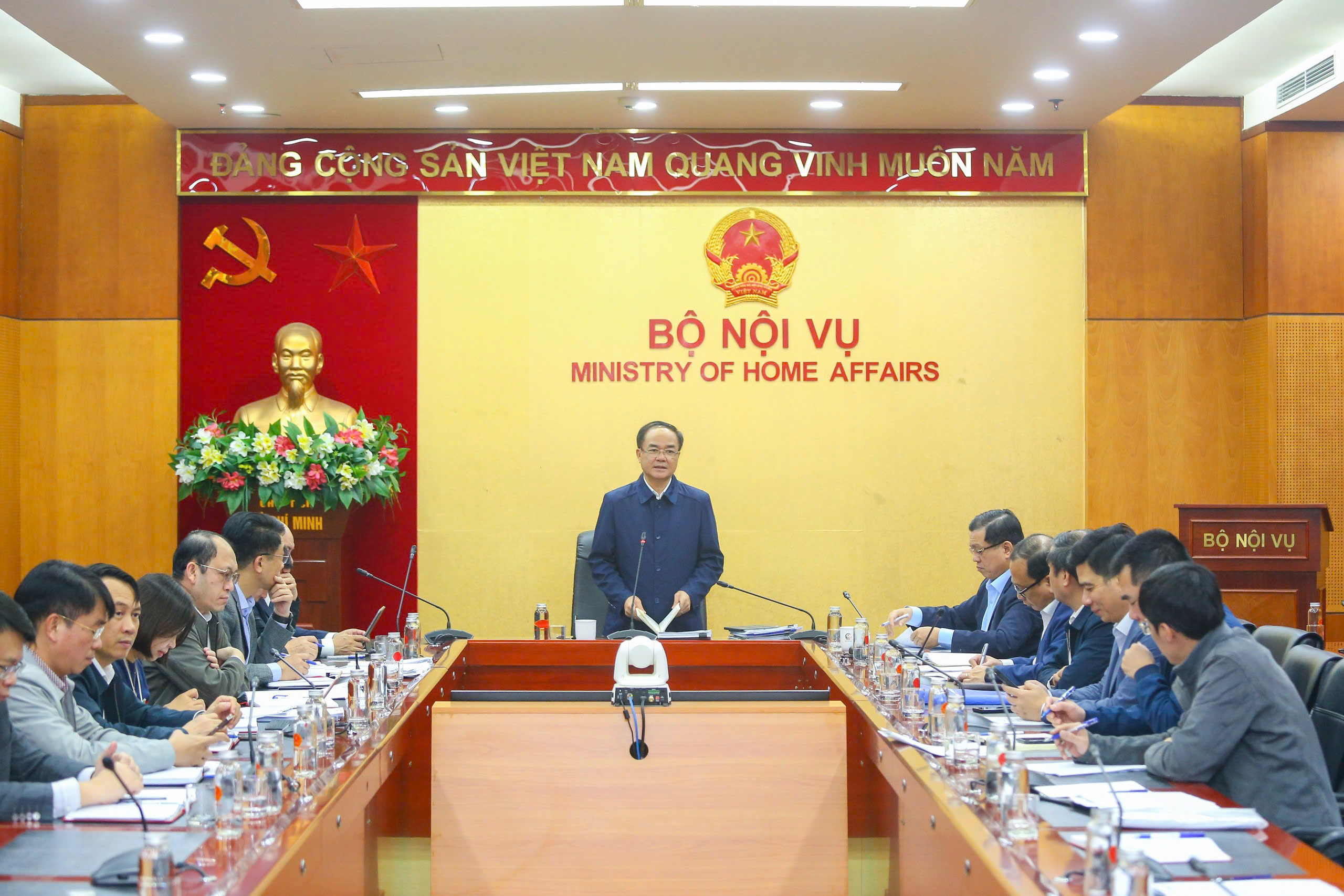 Thứ trưởng Bộ Nội vụ Vũ Chiến Thắng, Trưởng Ban chỉ đạo, phát biểu tại cuộc họp. Ảnh: MOLISA.