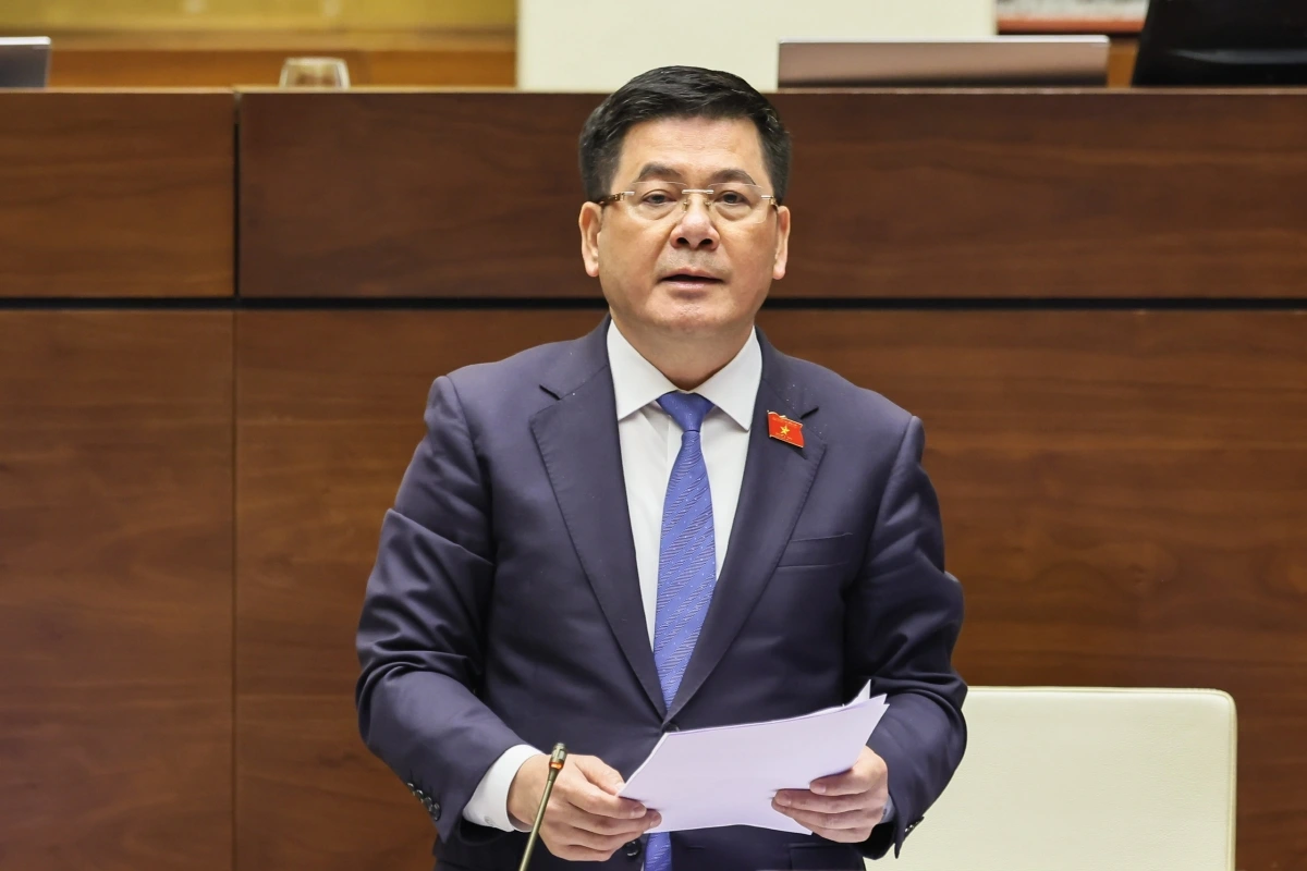 Bộ trưởng Bộ Công Thương Nguyễn Hồng Diên báo cáo giải trình ý kiến đại biểu Quốc hội nêu.