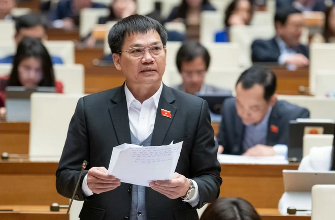 Đại biểu Dương Khắc Mai, đoàn Đắk Nông, phát biểu tại hội trường ngày 17/2.