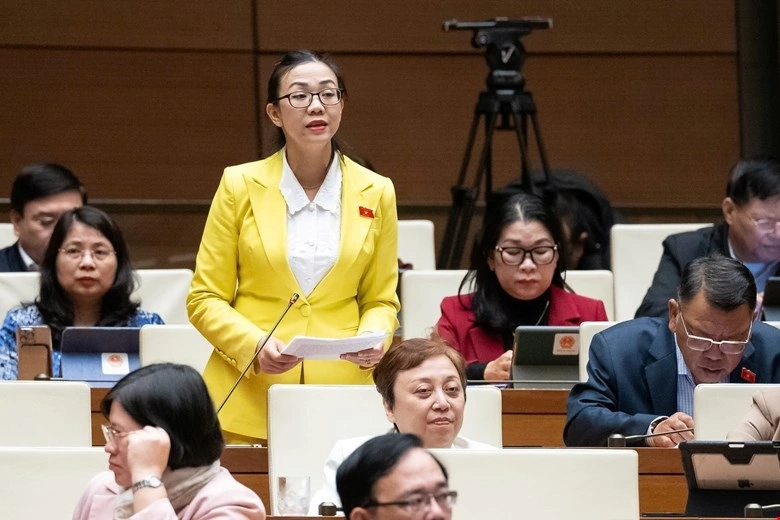 Đại biểu Quốc hội Trịnh Thị Tú Anh, đoàn Lâm Đồng, phát biểu tại hội trường.