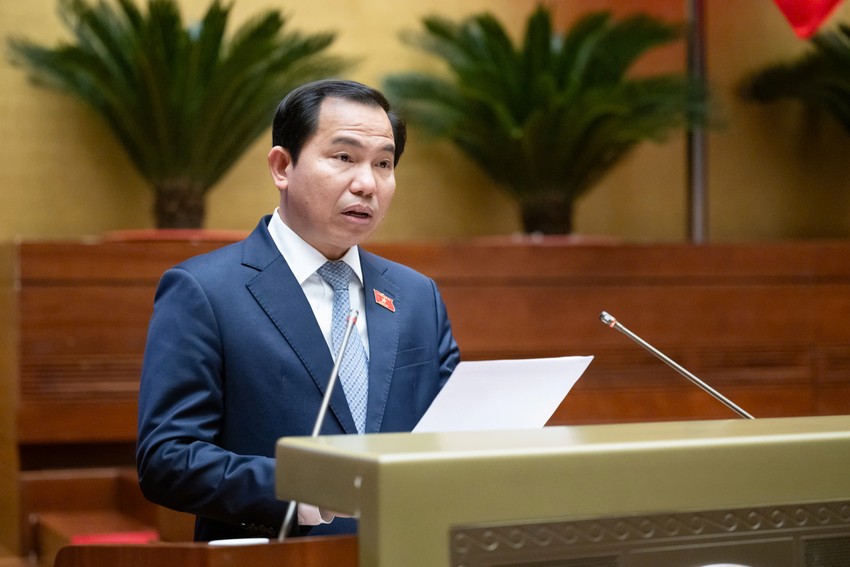 Chủ nhiệm Ủy ban Tài chính, Ngân sách Lê Quang Mạnh trình bày báo cáo thẩm tra.