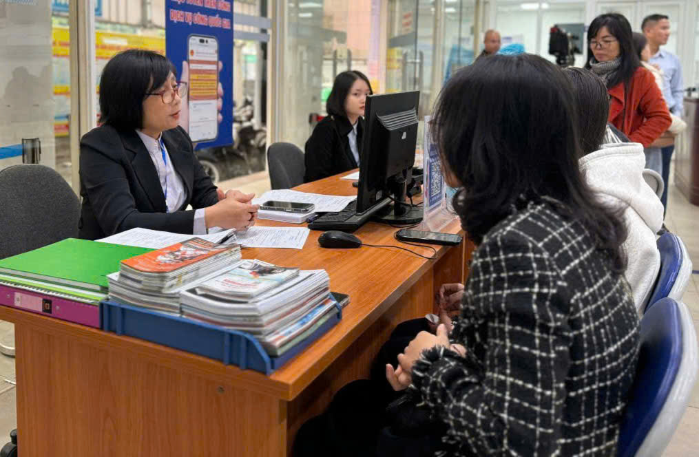 Người lao động đăng ký tìm việc tại sàn việc làm Hà Nội.