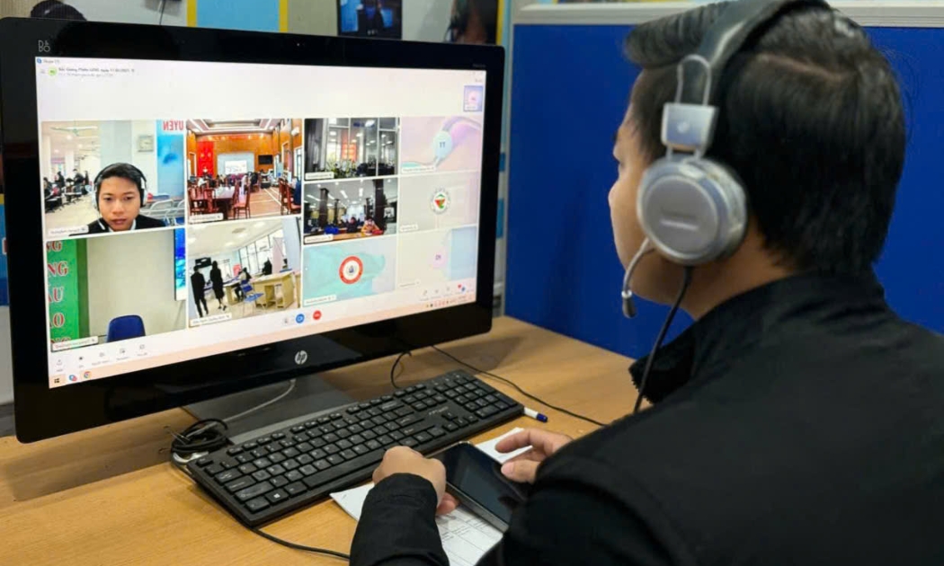 Các doanh nghiệp ở nhiều địa phương tuyển dụng trực tuyến. 