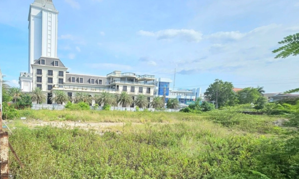 Vị trí khu đất thuộc dự án Tổ hợp khách sạn và nhà ở kết hợp kinh doanh - shophouse tại phường Đồng Hải, thành phố Đồng Hới vừa bị UBND tỉnh Quảng Bình thu hồi do chủ đầu tư nợ thuế. Ảnh: Nhật Anh