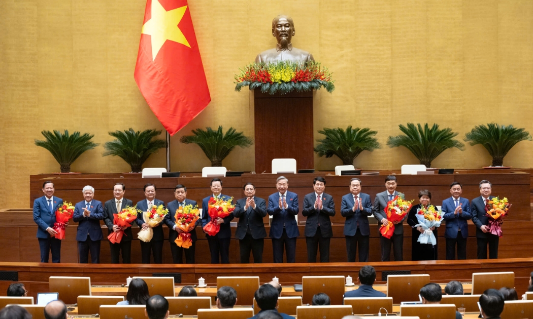 Lãnh đạo Đảng, Nhà nước tặng hoa chúc mừng các đồng chí được Quốc hội bầu và phê chuẩn - Ảnh: Quochoi.vn